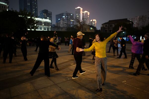مردم در پارک یکسال پس از شیوع ویروس کرونا می رقصند - اسپوتنیک ایران  