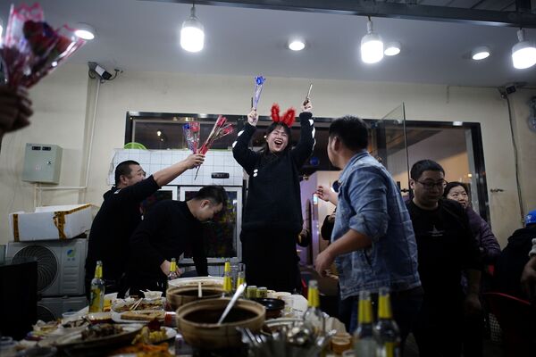 مردم در حال برپایی جشن در رستورانی در ووهان - اسپوتنیک ایران  