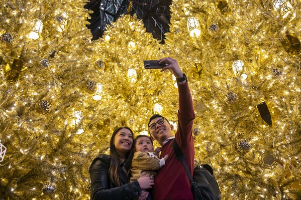 کاج‌های طلایی کریسمس
تزیینات عید میلاد و سال نو در هنگ کنگ - اسپوتنیک ایران  