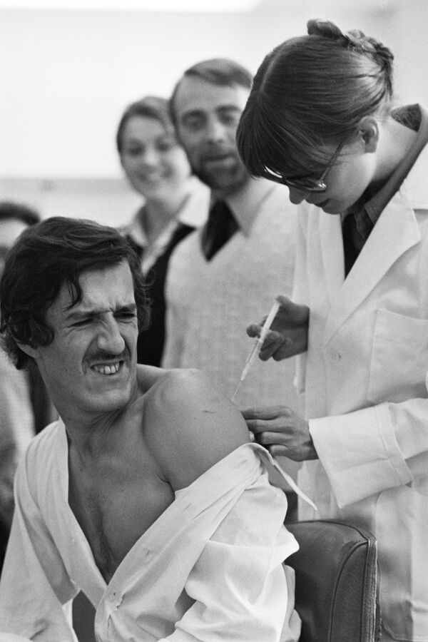 واکسیناسیون در قرن بیستم و اوایل قرن 21 در کشورهای جهان
پاریس، سال 1976 - اسپوتنیک ایران  