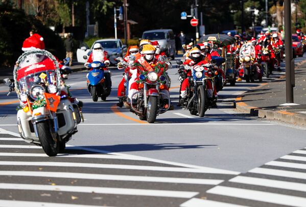 رژه بابانوئل های ژاپنی با موتورسیکلت های هارلی دیویدسون - اسپوتنیک ایران  