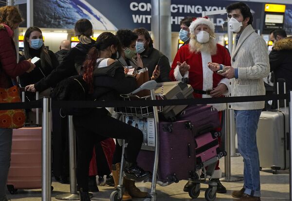 توریست با لباس بابانوئل در صف فرودگاه لندن - اسپوتنیک ایران  