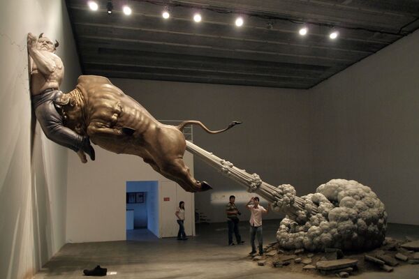 مجسمه هنرمند چینی در گالری پکن که بحران مالی جهانی را نقد می کند - اسپوتنیک ایران  