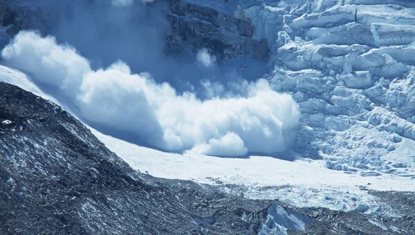 سقوط بهمن در پیست اسکی در کوه‌های قفقاز روسیه - اسپوتنیک ایران  