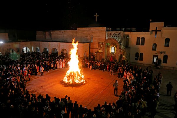 رویدادهای هفته به روایت تصویر
مسیحیان عراقی دور آتش - اسپوتنیک ایران  