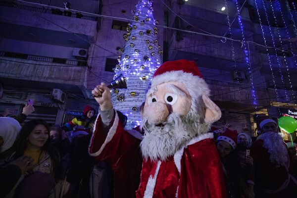 مردی با لباس بابانوئل در جشن کریسمس در سوریه - اسپوتنیک ایران  