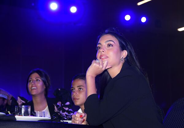 مدل جرجینا رودریگز  و پسر کریستیانو رونالدو در مراسم جایزه Globe Soccer Awards - اسپوتنیک ایران  