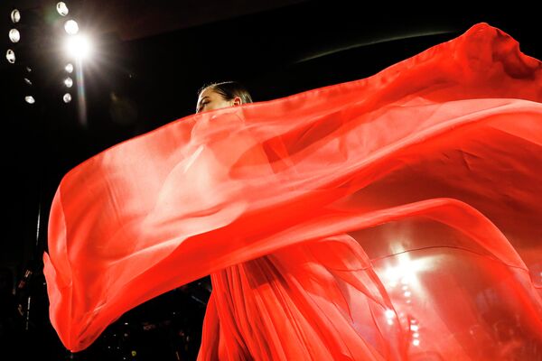 مدل با لباسی به رنگ قرمز - اسپوتنیک ایران  