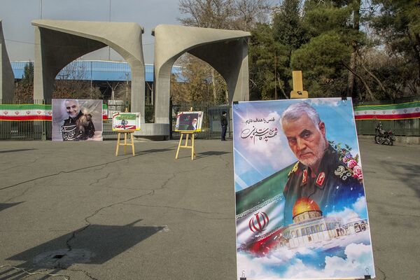 نمایشگاه خیابانی بزرگداشت سپهبد قاسم سلیمانی در تهران  - اسپوتنیک ایران  