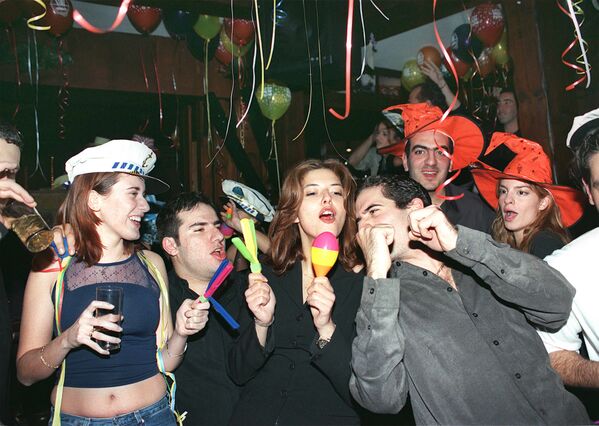 برگزاری جشن سال نو از لابلای آرشیوها
لبنان 1999 میلادی - اسپوتنیک ایران  