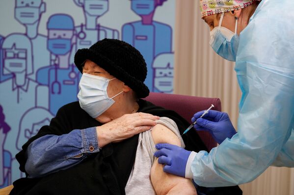 شهروند ۷۹ ساله در خانه سالمندان در لرید اسپانیا واکسن فایزر تزریق می کند - اسپوتنیک ایران  