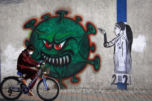 گرافیتی با طرح پرستار در حال تزریق واکسن در غزه - اسپوتنیک ایران  