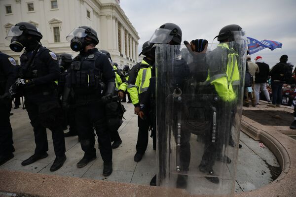 نیروهای پلیس و طرفداران دونالد ترامپ نزدیک ساختمان کنگره در واشنگتن - اسپوتنیک ایران  