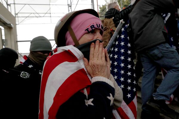 معترضین و طرفداران دونالد ترامپ نزدیک ساختمان کنگره در واشنگتن - اسپوتنیک ایران  