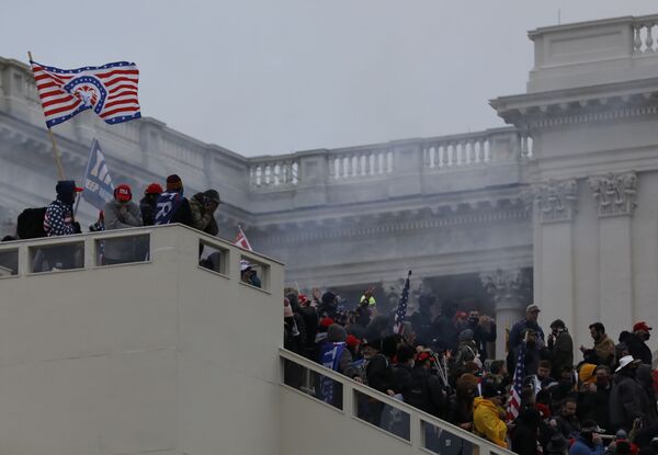 معترضین و طرفداران دونالد ترامپ نزدیک ساختمان کنگره در واشنگتن - اسپوتنیک ایران  