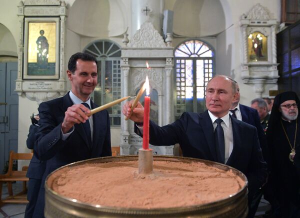 ولادیمیر پوتین، رئیس جمهور روسیه و بشار اسد، رئیس جمهور سوریه (سمت چپ) در کلیسای جامع مریم مقدس در دمشق. - اسپوتنیک ایران  