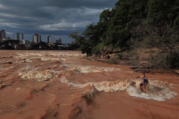 Сسرفینگ در رودخانه برزیل
پائولو گویدو، موج سوار برزیلی در رودخانه «ریو دوسی» برزیل - اسپوتنیک ایران  