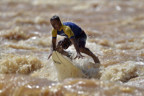 سرفینگ در رودخانه برزیل
پائولو گویدو، موج سوار برزیلی در رودخانه «ریو دوسی» برزیل - اسپوتنیک ایران  