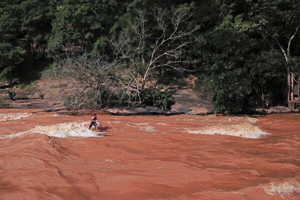 سرفینگ در رودخانه برزیل
پائولو گویدو، موج سوار برزیلی در رودخانه «ریو دوسی» برزیل - اسپوتنیک ایران  