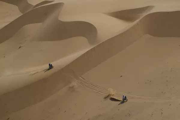 آماتورها و حرفه ای ها در مسابقات رالی در بیابانهای عربستان آماتورها و حرفه ای ها در مسابقات رالی در بیابانهای عربستان - اسپوتنیک ایران