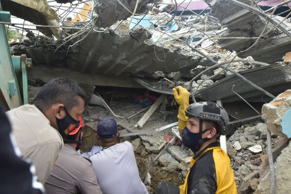 پیامدهای زلزله در اندونزی
امدادگران در محل وقوع زمین لرزه - اسپوتنیک ایران  