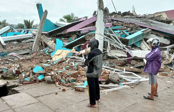 پیامدهای زلزله در اندونزی
امدادگران در محل وقوع زمین لرزه - اسپوتنیک ایران  