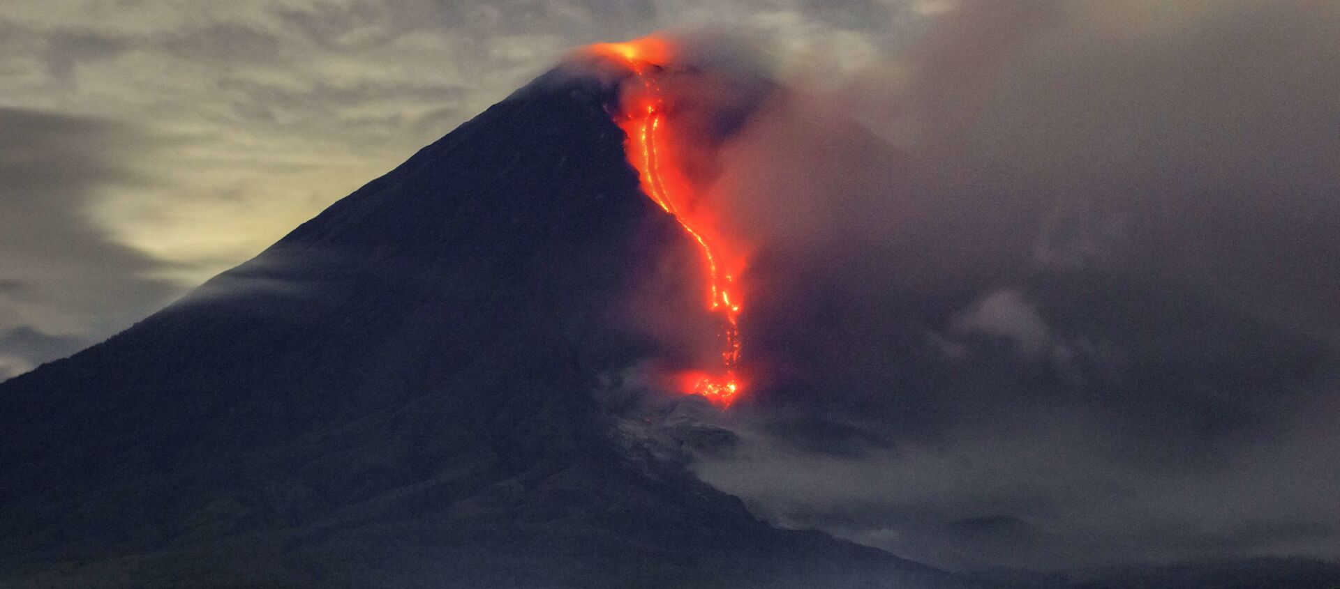 فوران کوه آتشفشان سمرو در اندونزی  - اسپوتنیک ایران  , 1920, 18.01.2021