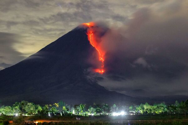فوران کوه آتشفشان سمرو در اندونزی  - اسپوتنیک ایران  
