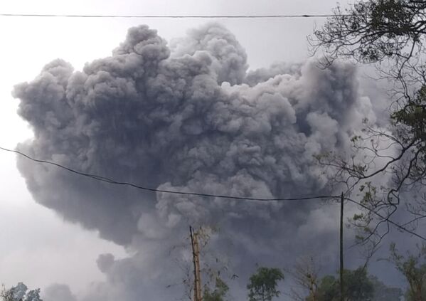 فوران کوه آتشفشان سمرو در اندونزی   - اسپوتنیک ایران  