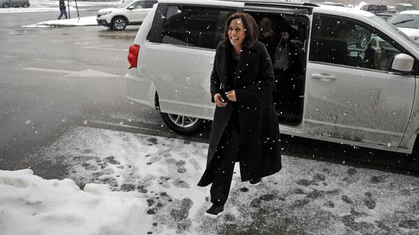 Кандидат на пост вице-президента США от Демократов Камала Харрис во время снегопада  - اسپوتنیک ایران  