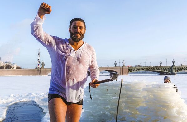 مردی پس از شنای زمستانی در سنت پترزبورگ - اسپوتنیک ایران  