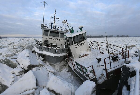 قایق های در حال عبور از یخ های حوزه آبی ینیسی - اسپوتنیک ایران  