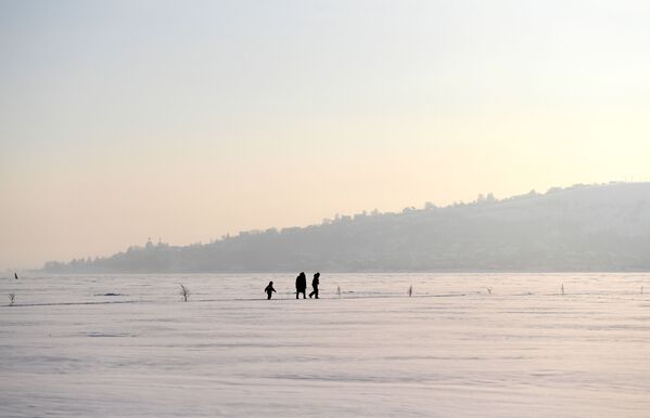 زنی با کودکانش روی یخ رودخانه ولگا - اسپوتنیک ایران  