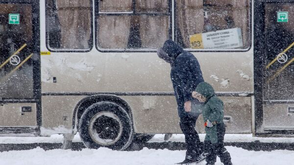 Женщина с ребенком во время снегопада на улице Краснодара - اسپوتنیک ایران  