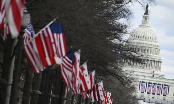 پرچم های آمریکا در کنار کاخ کنگره در واشنگتن - اسپوتنیک ایران  
