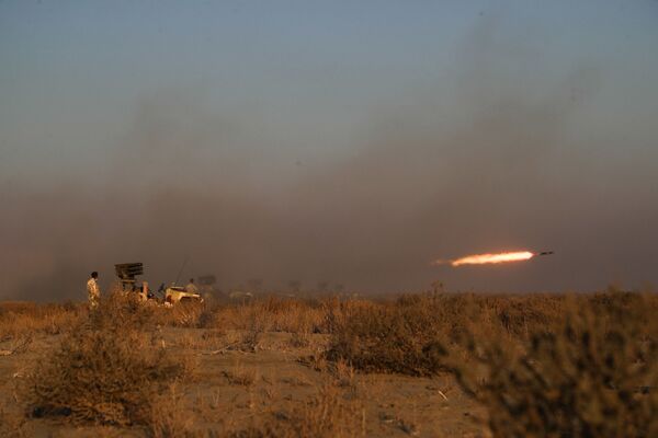 پرتاب موشک در حین تمرینات نظامی توسط ارتش ایران - اسپوتنیک ایران  