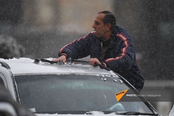 وقتی برف دیرهنگام در ارمنستان موجب شادی مردم می شود - اسپوتنیک ایران  