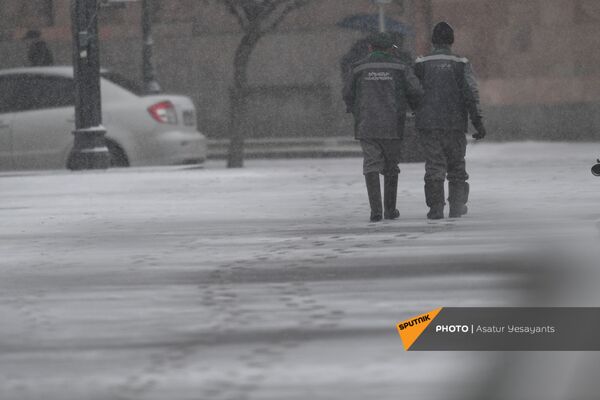 وقتی برف دیرهنگام در ارمنستان موجب شادی مردم می شود - اسپوتنیک ایران  