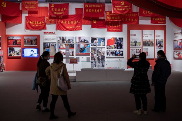 نمایشگاهی با 23 غرفه در ووهان چین، یک سال پس از پیدایش کووید 19 برگزار گردید - اسپوتنیک ایران  