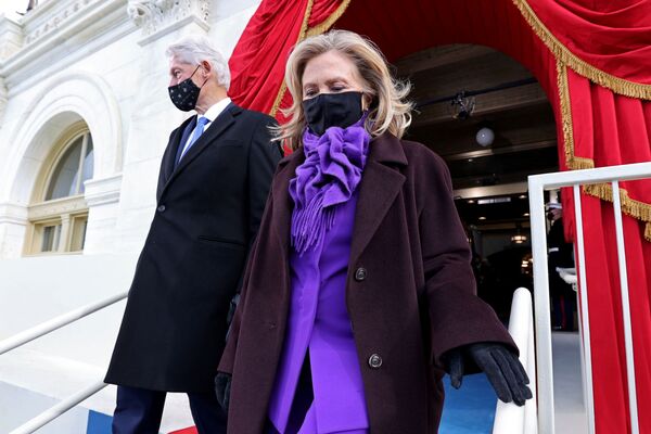 رئیس جمهور سابق آمریکا بیل کلینتون و همسرش هیلاری در مراسم تحلیف جو بایدن - اسپوتنیک ایران  