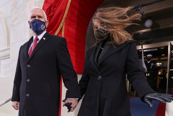 معاون رئیس جمهور سابق آمریکا مایک پنس و همسرش در مراسم تحلیف - اسپوتنیک ایران  