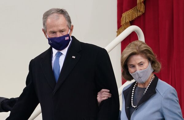 جرج بوش رئیس جمهور سابق آمریکا به همراه همسرش در مراسم تحلیف - اسپوتنیک ایران  