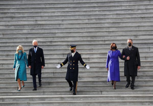 جو بایدن و کاملا هریس، رئیس جمهور و معاون رئیس جمهور جدید آمریکا به همراه همسران خود پس از پایان مراسم تحلیف  - اسپوتنیک ایران  
