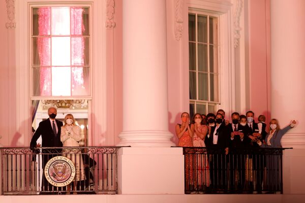 جو بایدن، رئیس جمهور آمریکا به همراه همسرش در بالکن کاخ سفید در هنگام آتش بازی پس از مراسم تحلیف - اسپوتنیک ایران  
