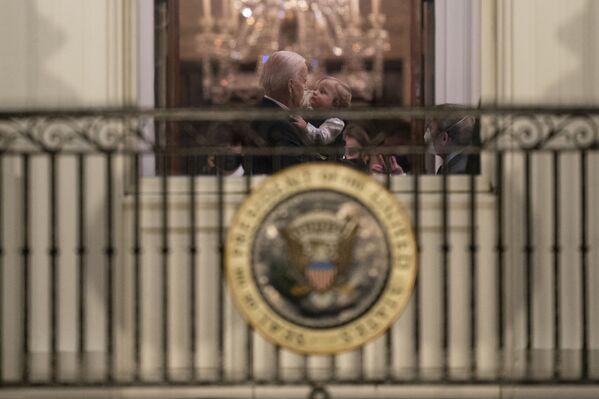 جو بایدن، رئیس جمهور آمریکا به همراه نوه خود در کاخ سفید - اسپوتنیک ایران  
