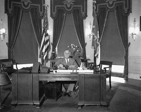 دفتر بیضی کاخ سفید در گذر سالها
رئیس جمهور روزولت، سال 1933 میلادی  - اسپوتنیک ایران  