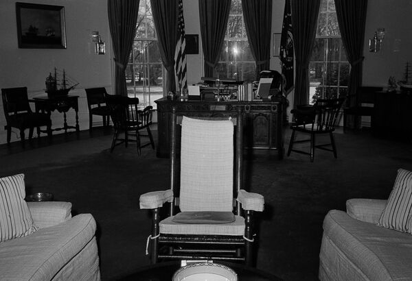 دفتر بیضی کاخ سفید در گذر سالها
رئیس جمهور کندی، سال 1962 میلادی - اسپوتنیک ایران  