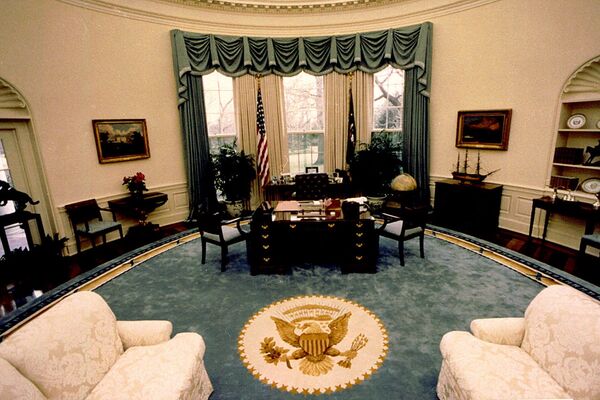 دفتر بیضی کاخ سفید در گذر سالها
رئیس جمهور بوش، سال 1990 میلادی - اسپوتنیک ایران  