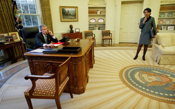 دفتر بیضی کاخ سفید در گذر سالها
رئیس جمهور بوش، سال 2003 میلادی - اسپوتنیک ایران  