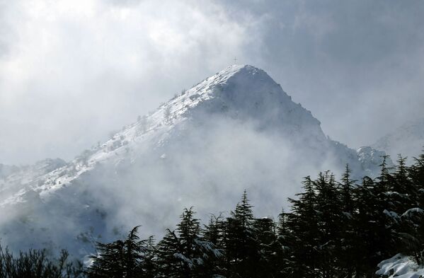 کوه برفی در منطقه محافظت شده تانورین لبنان - اسپوتنیک ایران  